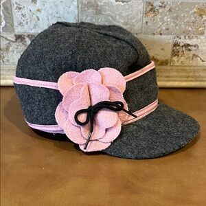 Stormy Kromer Gray and mauve wool blend women’s hat; Size 7 1/4